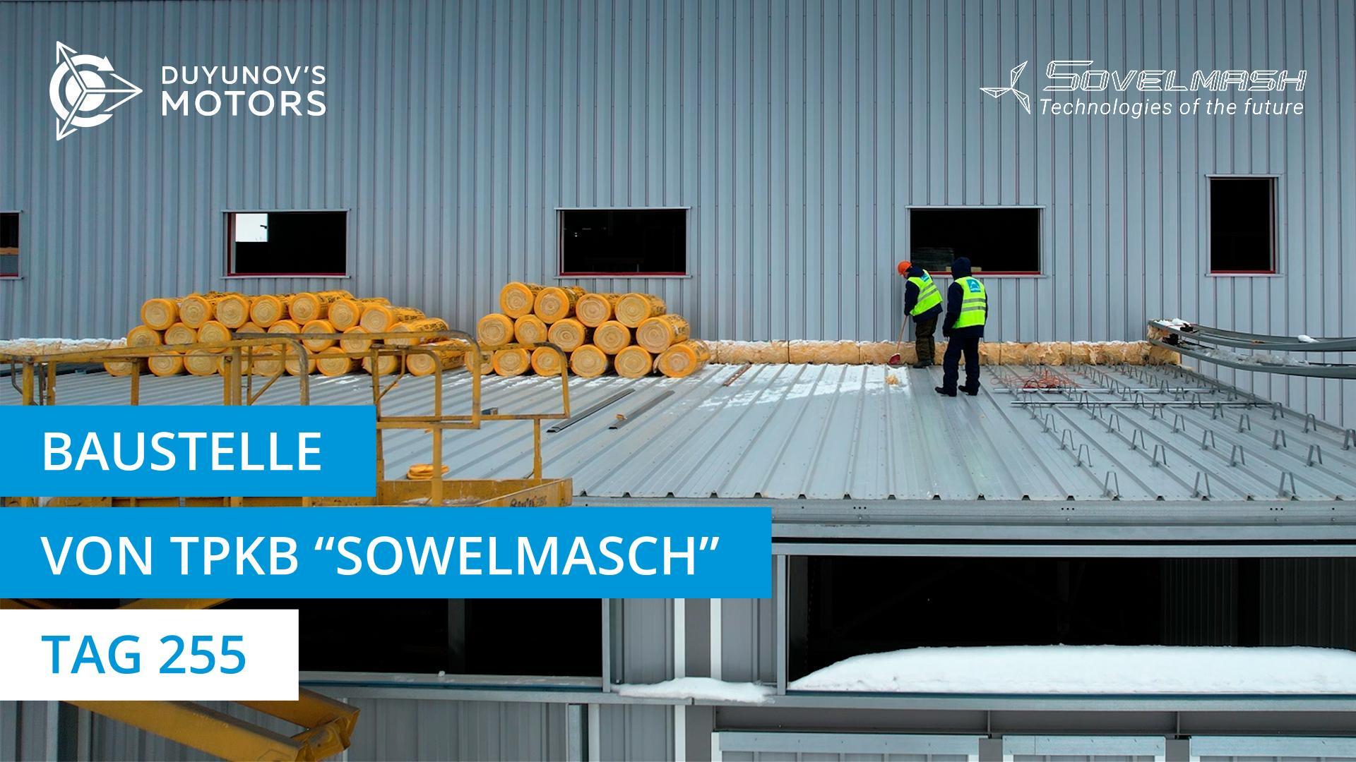 Montage der Innentrennwände, Beginn der Dachmontage auf den eingeschossigen Anbauten | Tag 255
