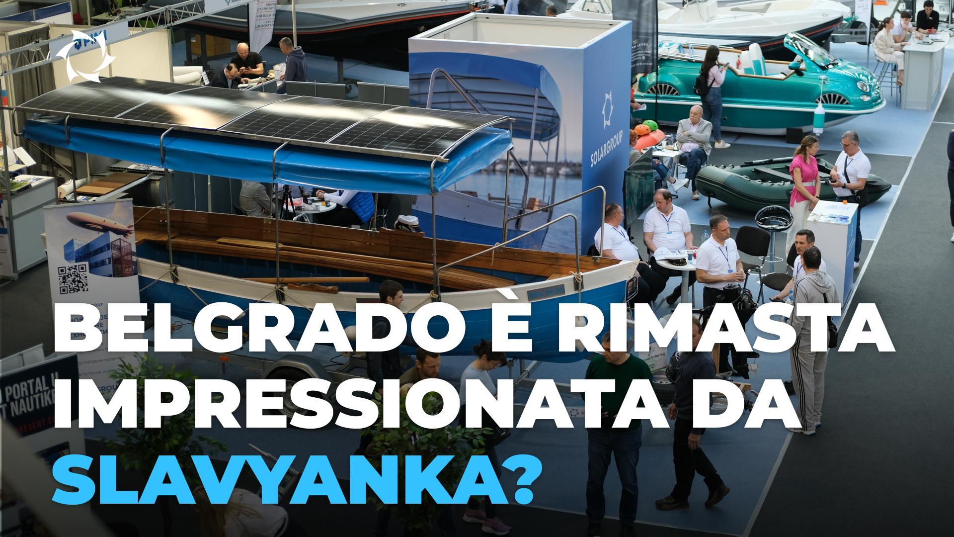 Imbarcazione a pannelli solari con Slavyanka con gli occhi dei partecipanti del salone Nautika