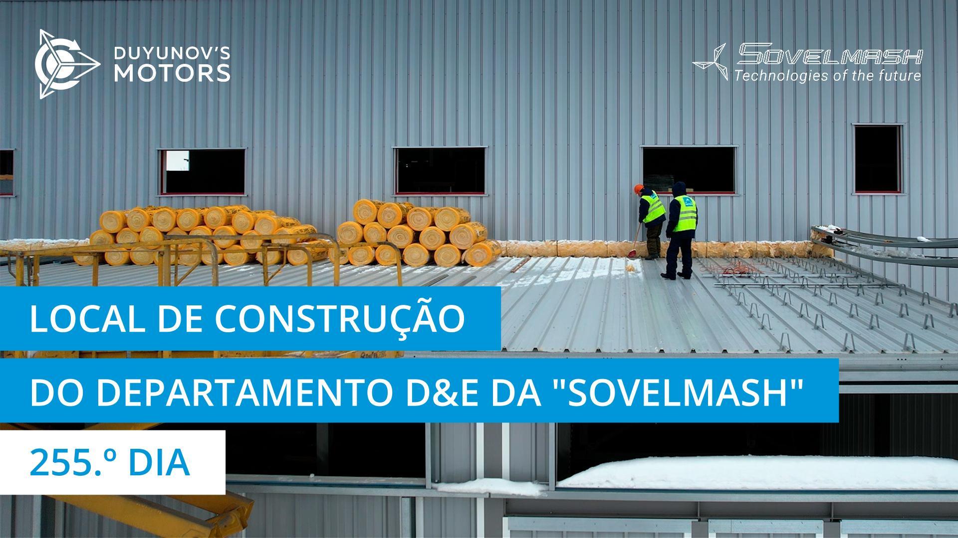 Instalação das divisórias interiores, início da montagem do telhado nas extensões de um andar | 255.º dia