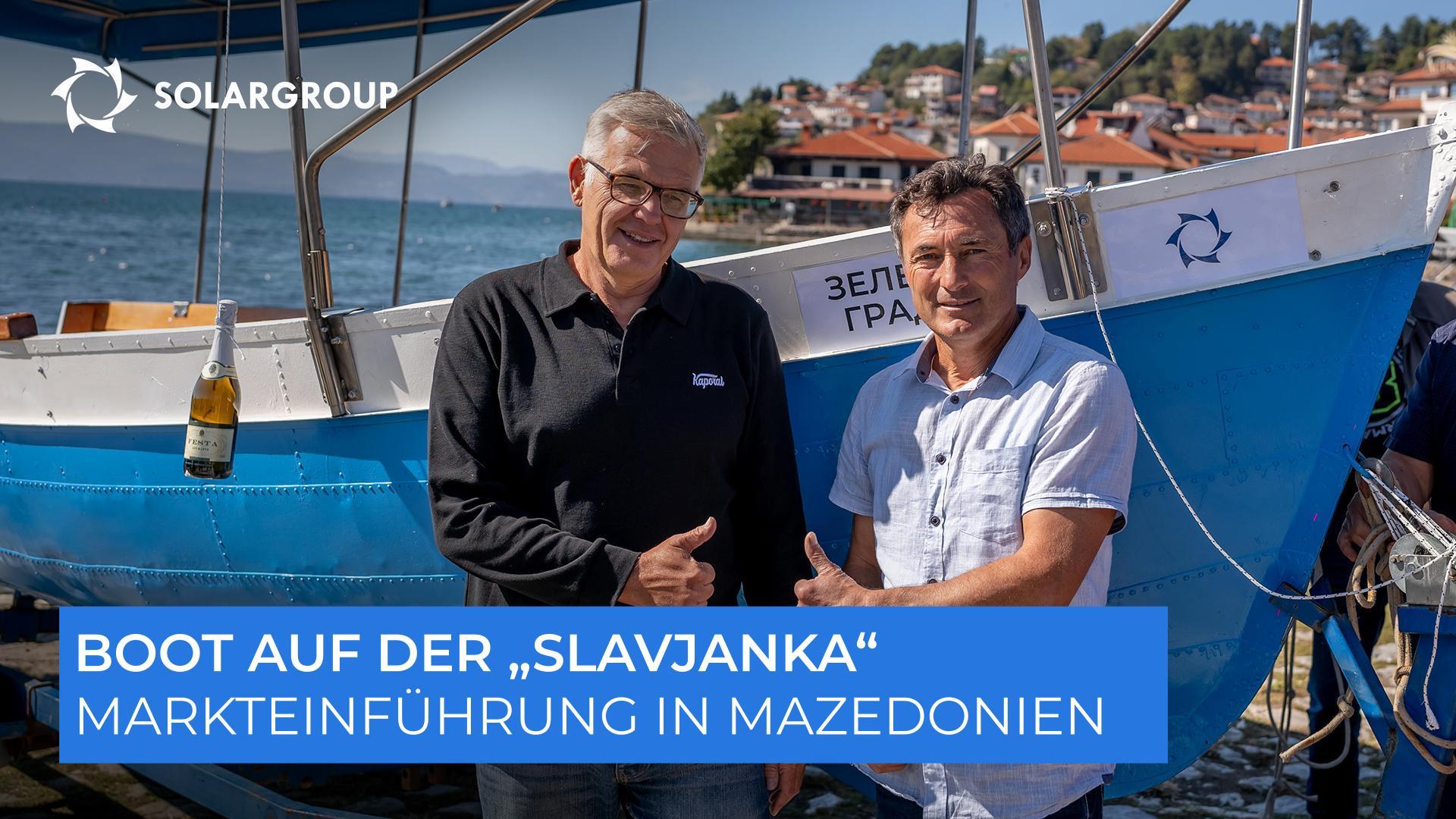 Das Elektroboot wurde für das Zuwasserlassen vorbereitet.